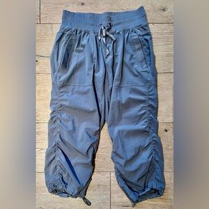 Knee length joggers. Gray. Size Small